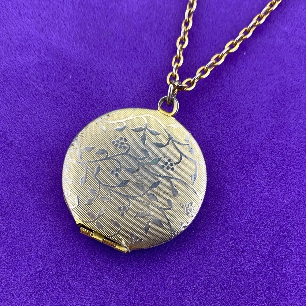 💛 Vintage Gold Plates Floral Locket Necklace | Minimalist Boho Layering Piece - Picture 2 of 8